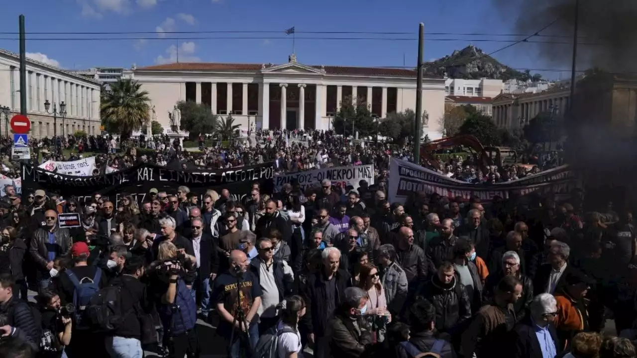 Sindicatos griegos convocan huelga tras tragedia ferroviaria