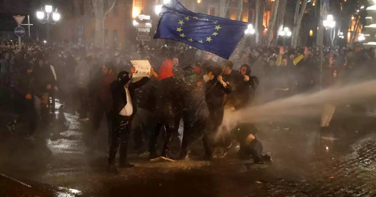 Georgia, la legge sugli 'agenti stranieri' scatena la protesta, scontri a Tbilisi