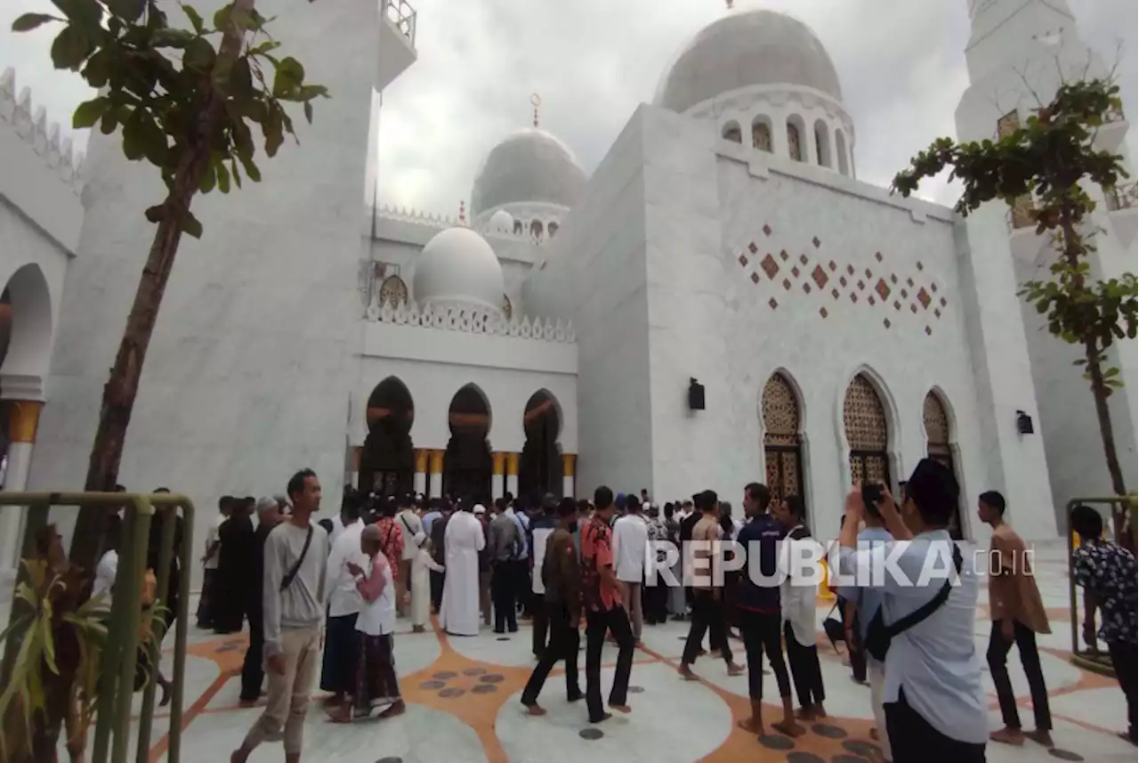 Pengunjung Membeludak, Pengamanan Masjid Raya Sheikh Zayed Diperketat |Republika Online