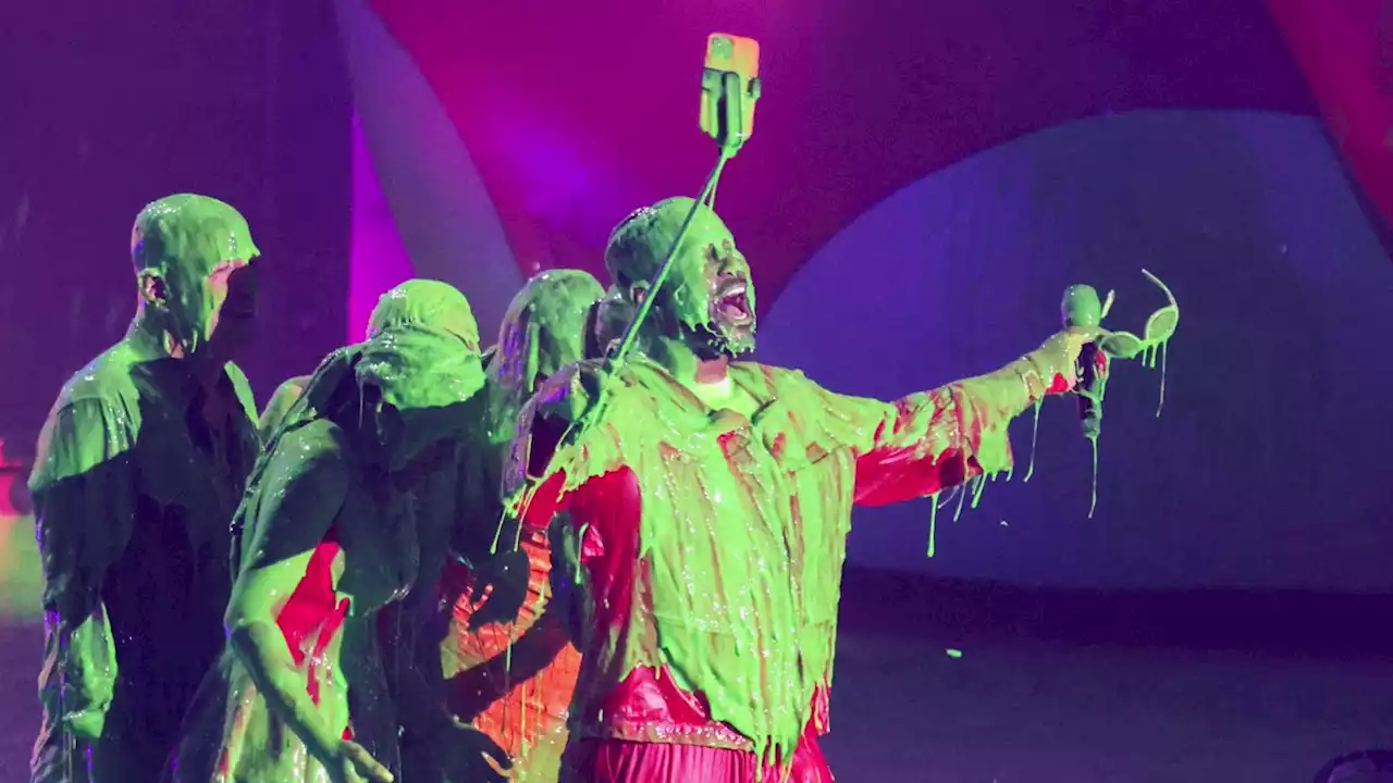 Celebrities get slimed at Nickelodeon Kids' Choice Awards | Pictures | Reuters