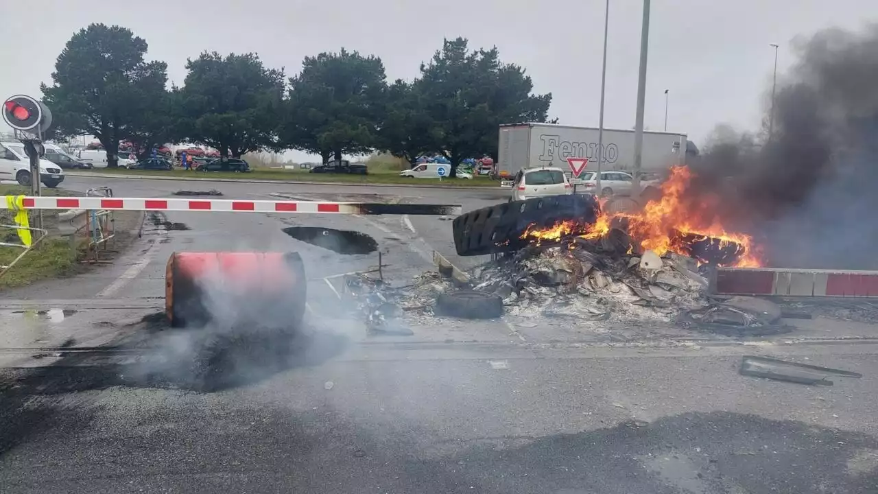 Mouvement pour les retraites: le port de Saint-Nazaire est à l'arrêt