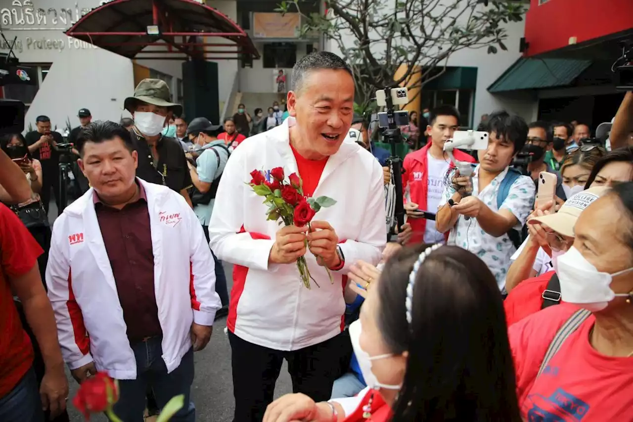 'เศรษฐา' นำทีม 'เพื่อไทย' ลงพื้นที่รับฟังปัญหาชุมชนคลองเตย 'ครูประทีป' ดีใจ บอก 'ว่าที่นายกฯ' มาเอง