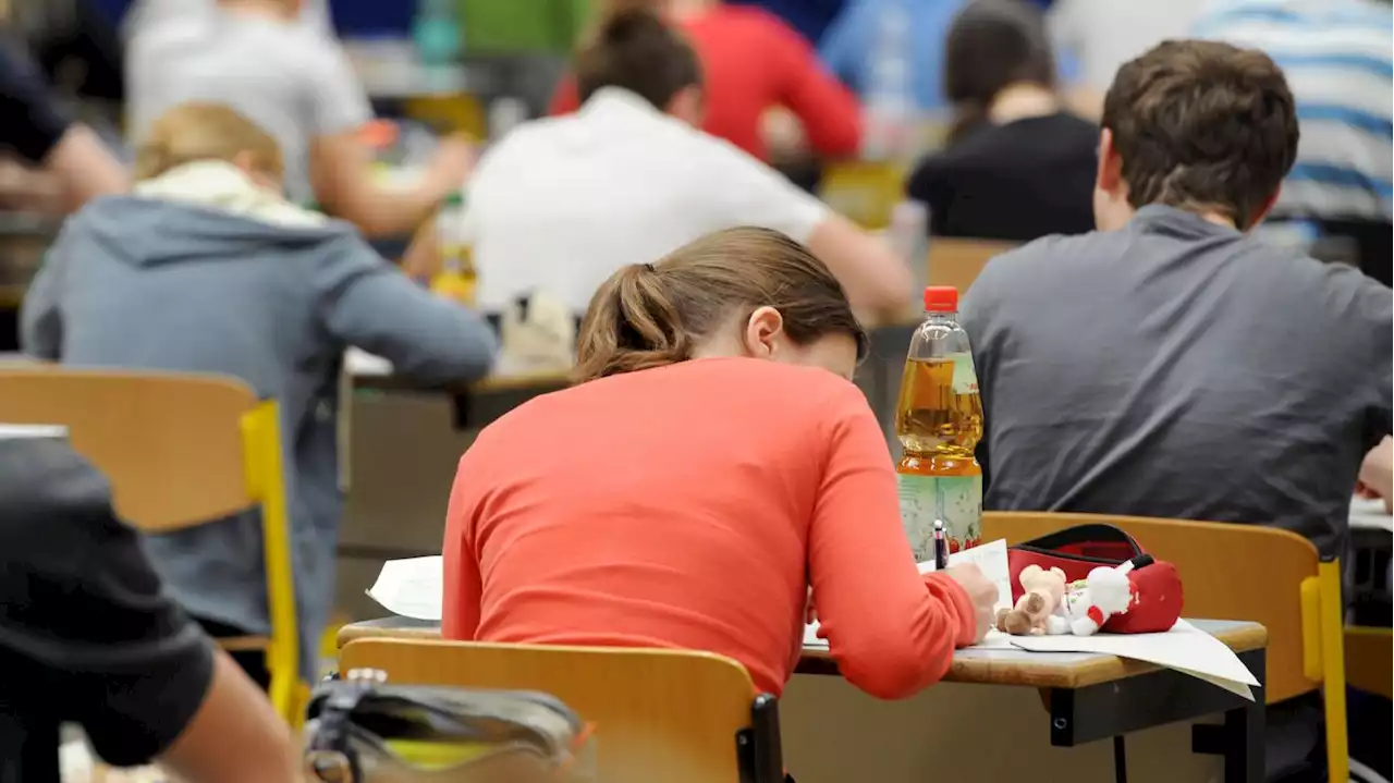 Freie Wähler für Gesetzesänderung: Höchstdauer für Schulbusfahrten in Brandenburg gefordert