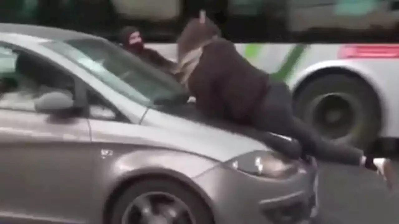 Video: una automovilista embisitió a mujeres en la marcha del 8M