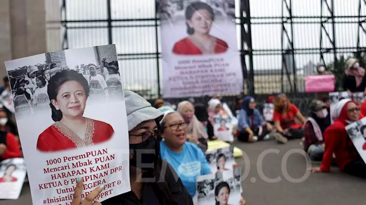 PRT Bentangkan Poster Puan Maharani Saat Aksi Tuntut Sahkan RUU PPRT