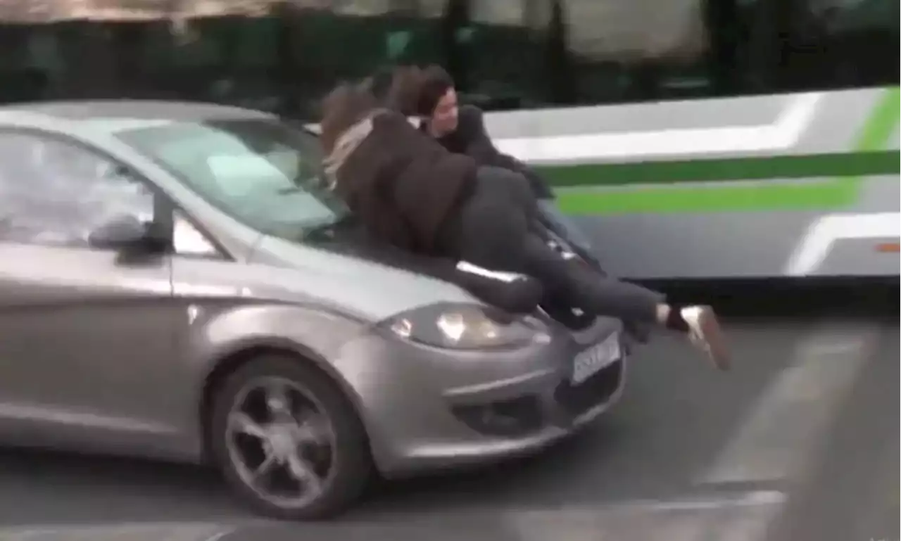 Impactante video: un auto atropelló a manifestantes que marchaban por el 8M en Barcelona