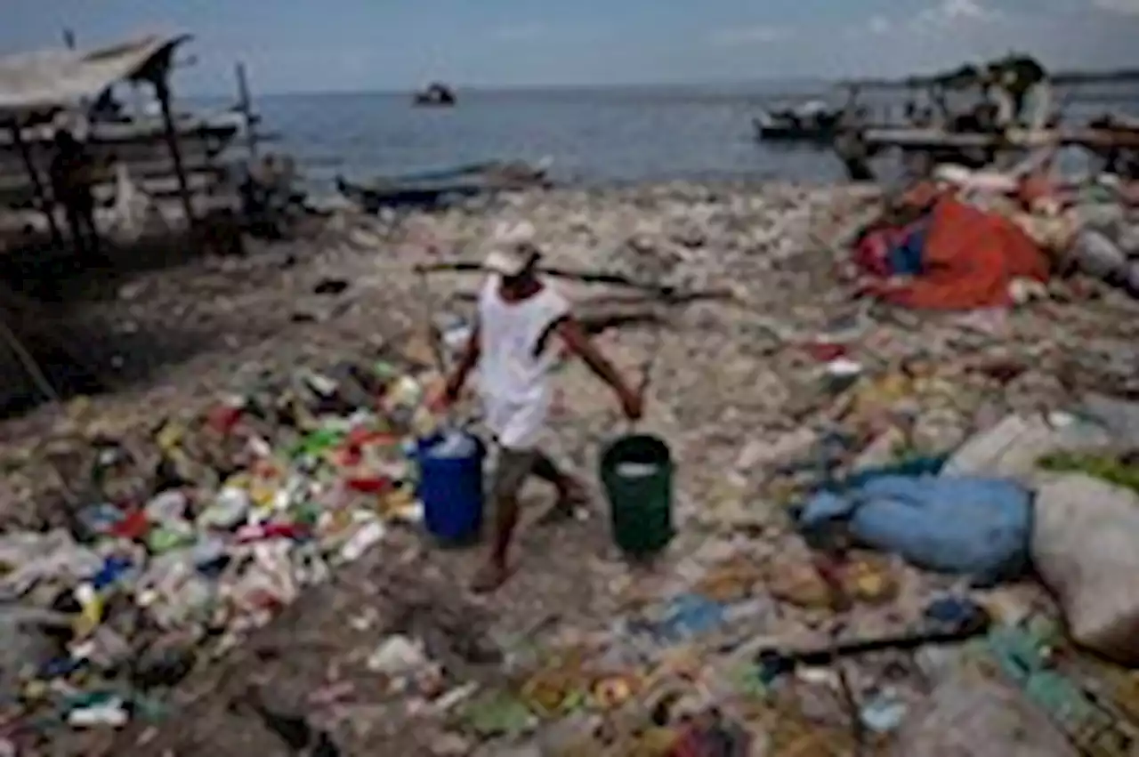 There are 21,000 pieces of plastic in the ocean for each person on Earth