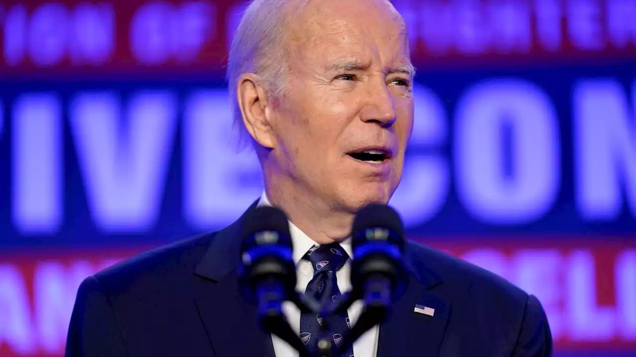 In reversal, Biden weighs detaining migrant families