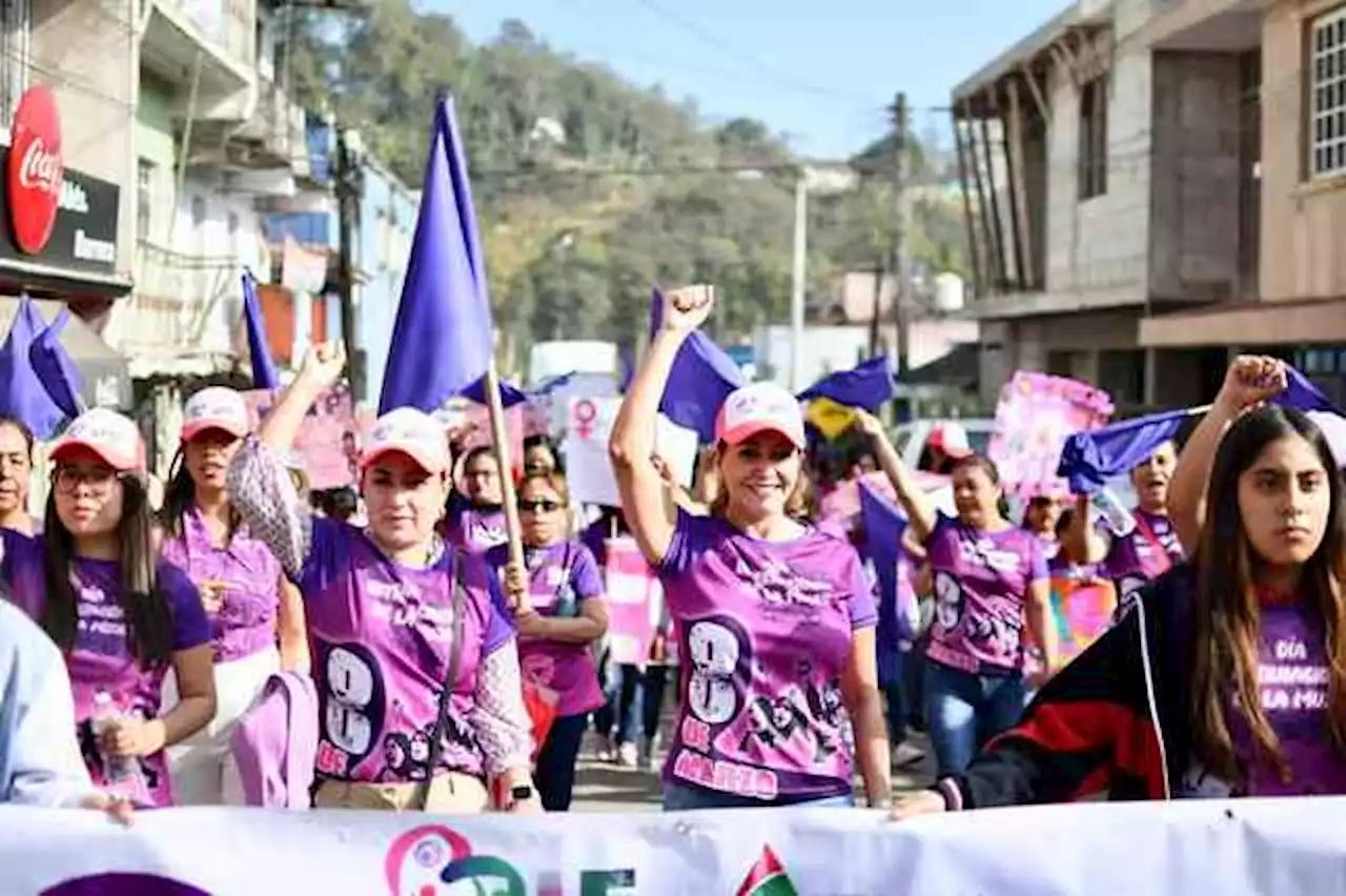 Mujeres de todas las edades marcharon en Atzalan por sus derechos en el 8M