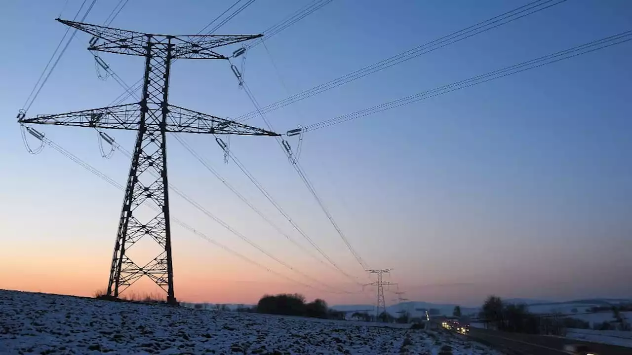 Retraites: une ligne électrique reliant l'Italie aux Alpes-Maritimes coupée par des grévistes à Drap