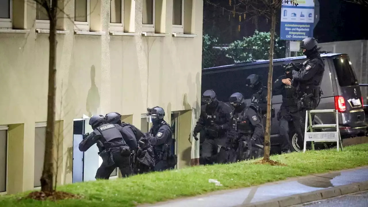 Nach Angriff auf Schalke-Fans: Razzia gegen Fußball-Hooligans