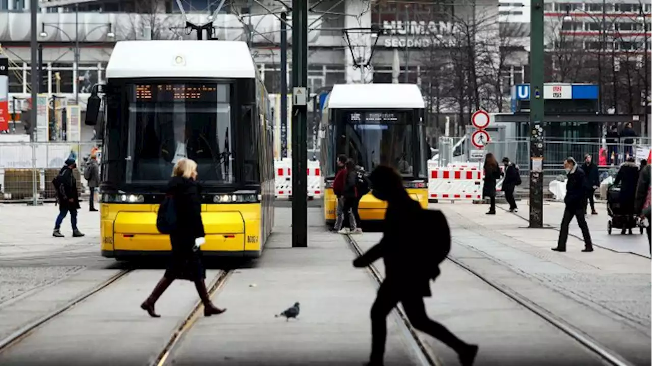 Kran beschädigt Oberleitung: Tram-Verkehr am Alexanderplatz gestört