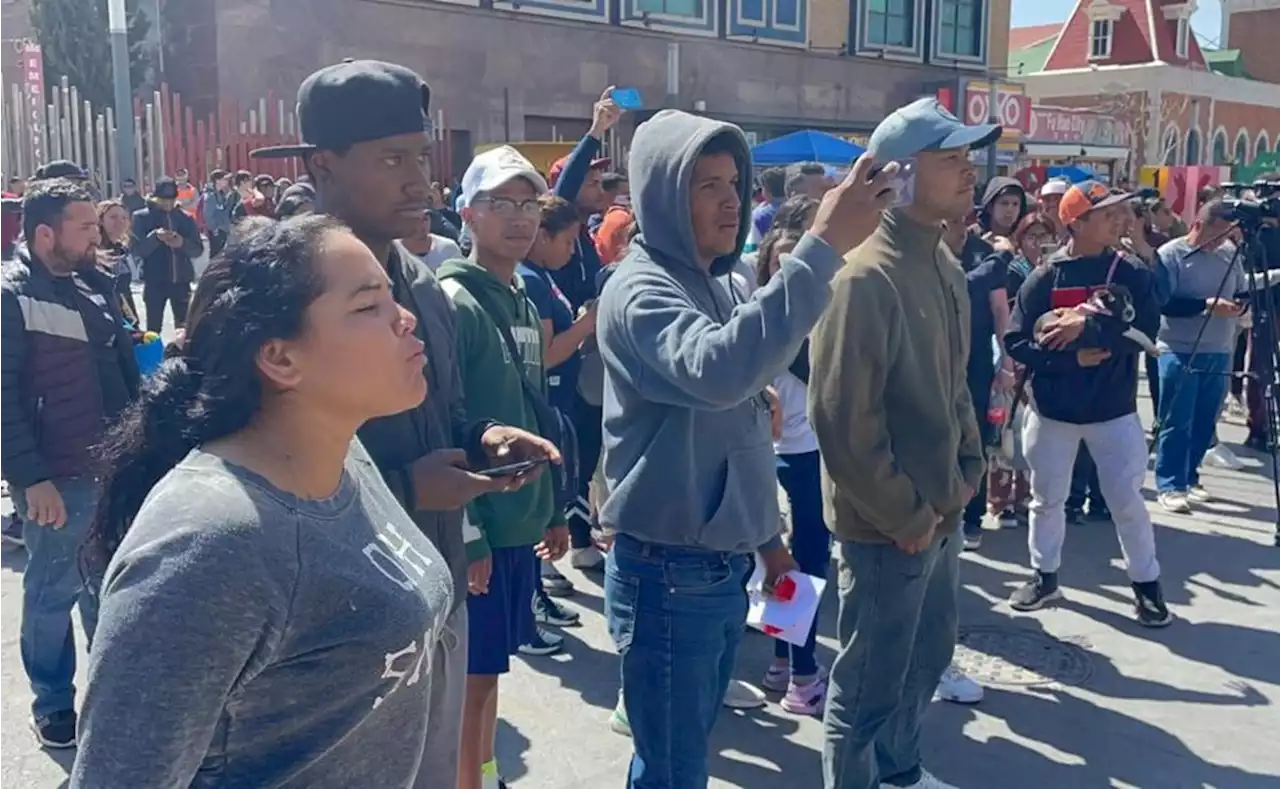 Migrantes venezolanos y autoridades se enfrentan en la zona centro de Ciudad Juárez