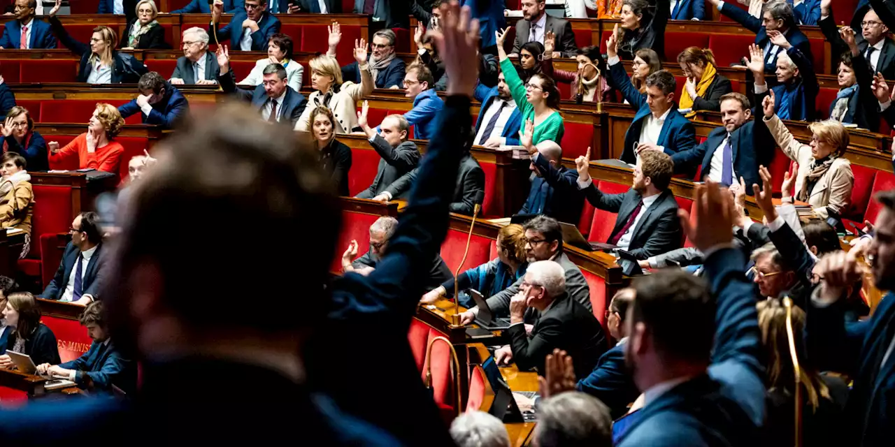 IVG dans la Constitution : Emmanuel Macron compte sur une loi de révision constitutionnelle