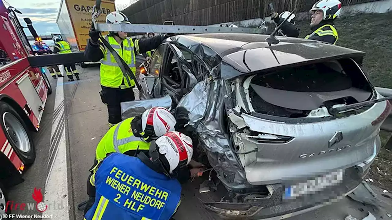 Nö: Pkw auf der A2 von Lkw erfasst → Lenkerin eingeschlossen