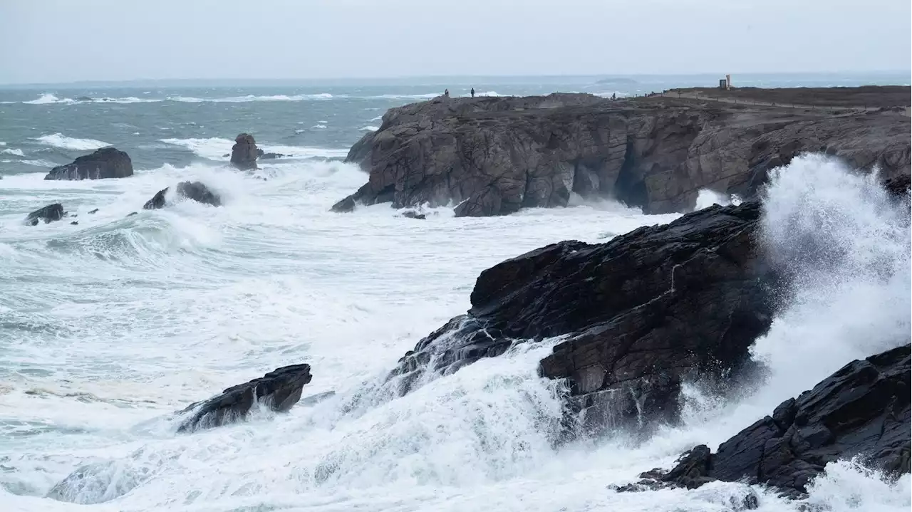 Météo-France place pour demain quatre départements bretons en vigilance orange 'vagues-submersion', et sept du Sud-Est pour 'vents forts'