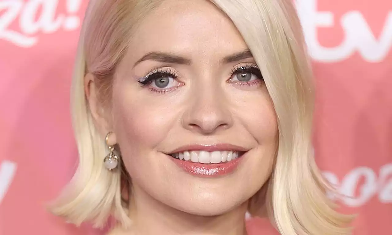 Holly Willoughby stuns in figure-flattering knitted mini dress