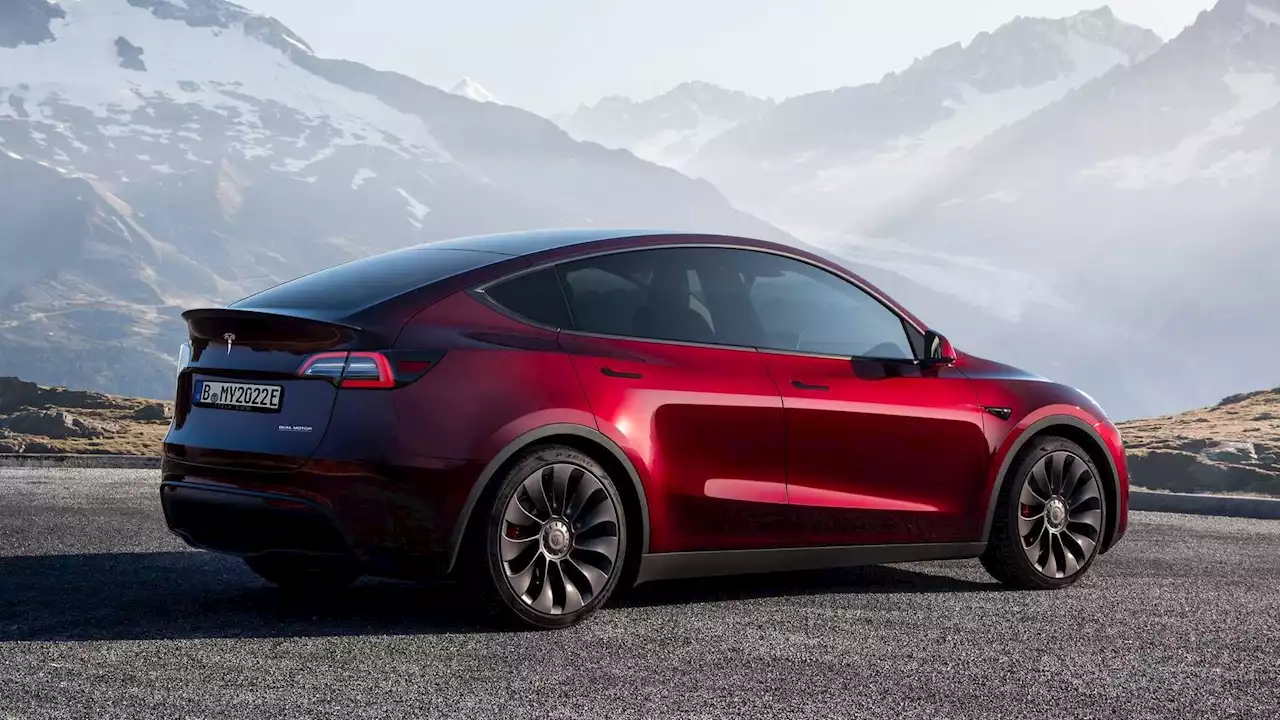 Tesla Slowly Rolls Out FSD Beta V11, Musk Says It Still Needs Work