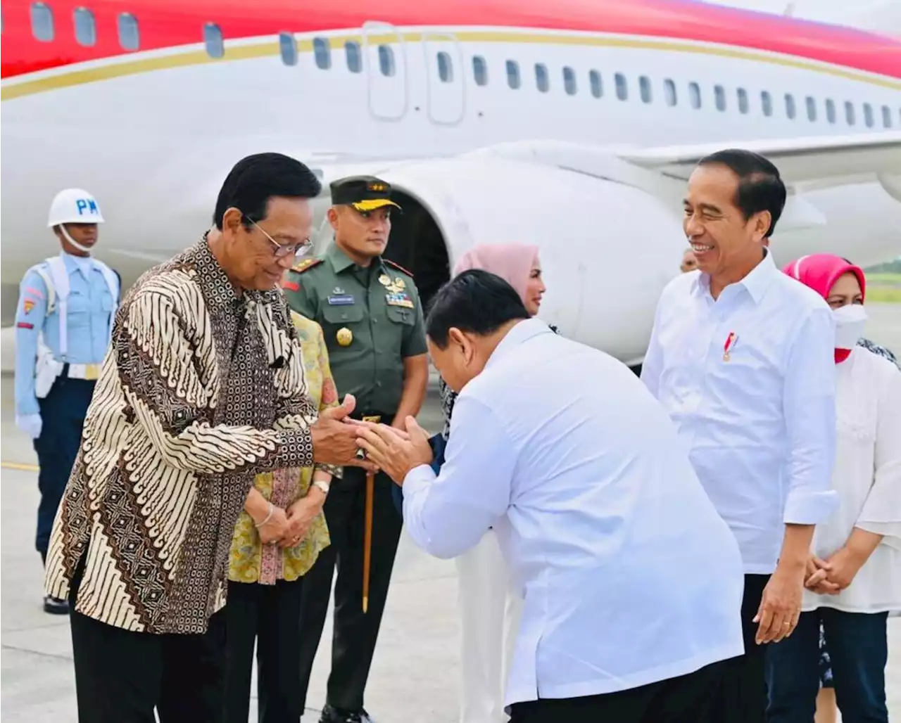 Prabowo Menunduk kepada Gubernur DIY, Jokowi Tertawa, Lihat