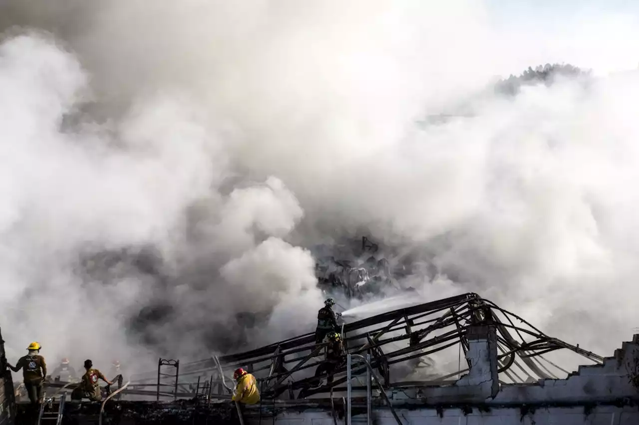 La Jornada: Incendio acaba con siete bodegas en Azcapotzalco; no se registraron heridos