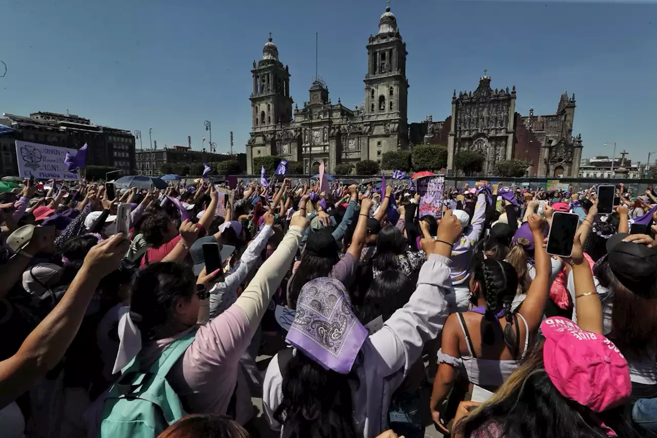 La Jornada: Decenas de miles toman calles de la CDMX contra las violencias machistas