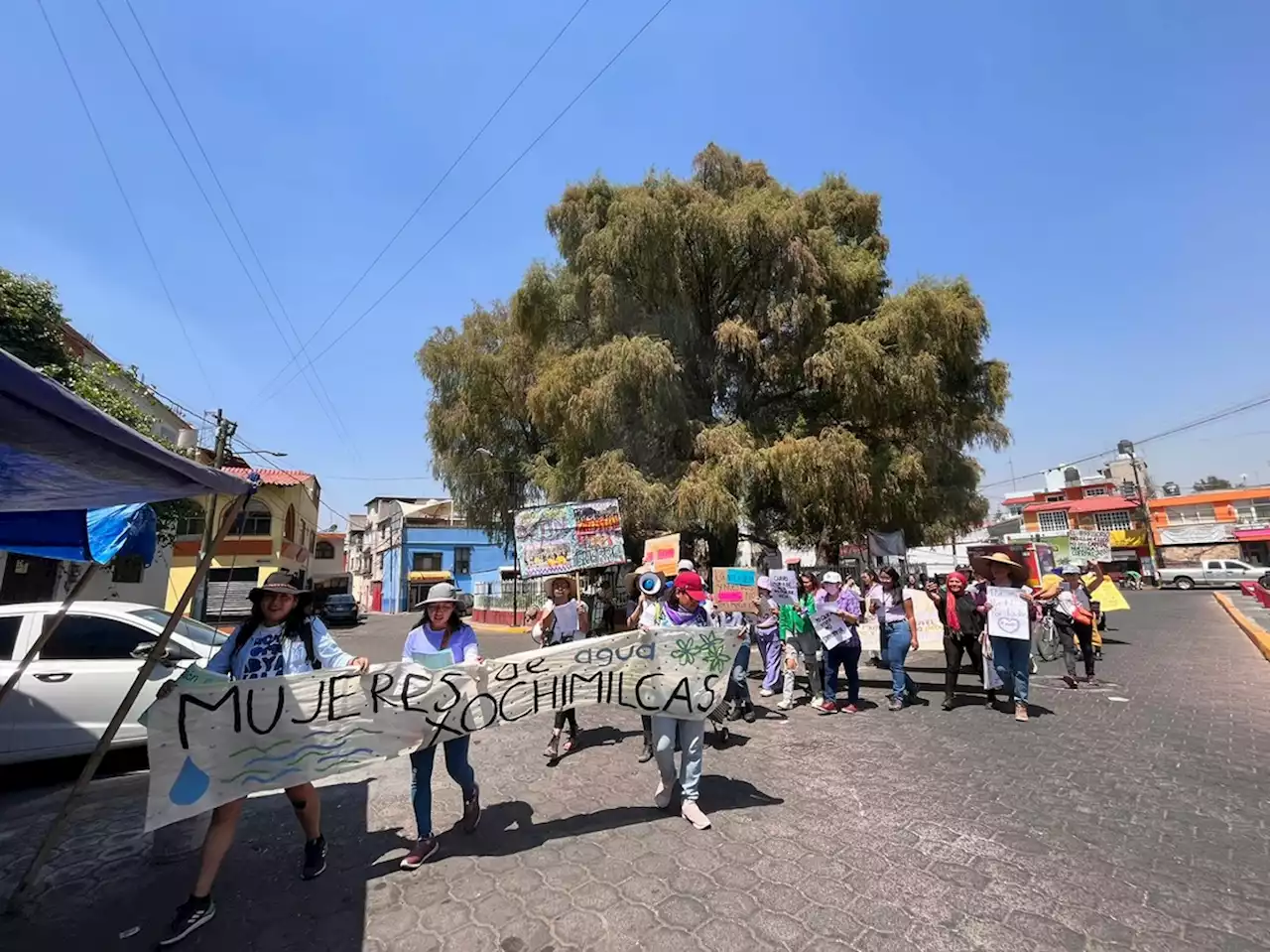 Se aglutinan contingentes de madres de víctimas de feminicidio rumbo a marcha de 8M