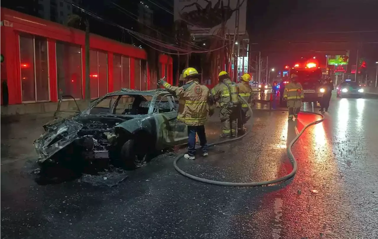 Patrulla de la Guardia Nacional se incendia en Monterrey