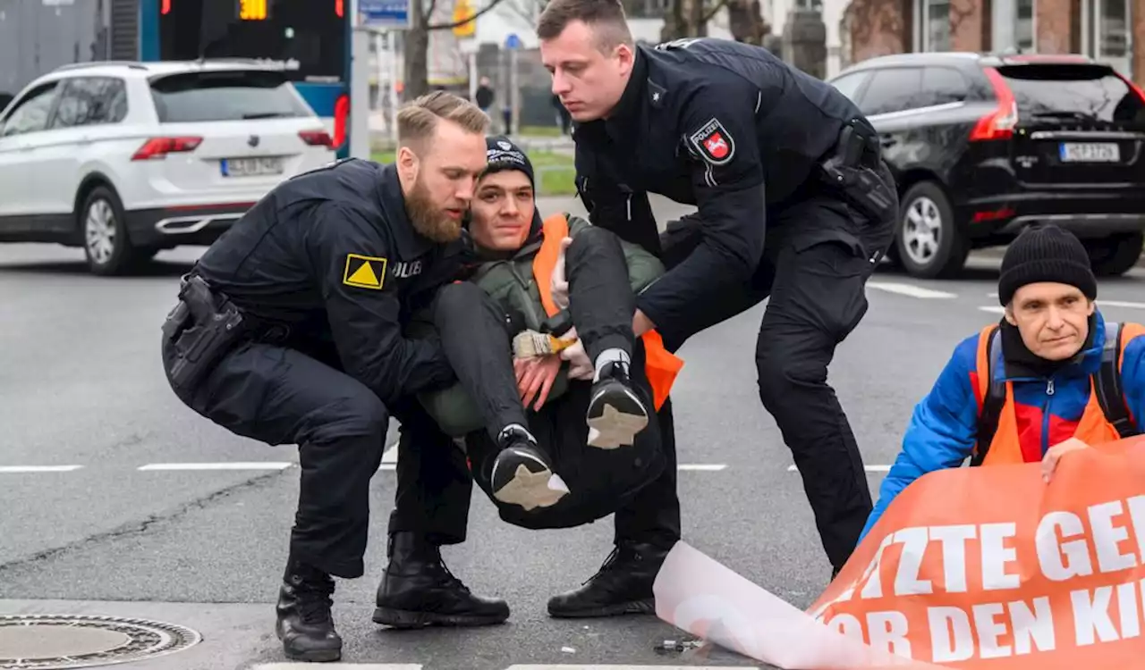 Dürfen Autofahrer festgeklebte Aktivisten von der Straße zerren?