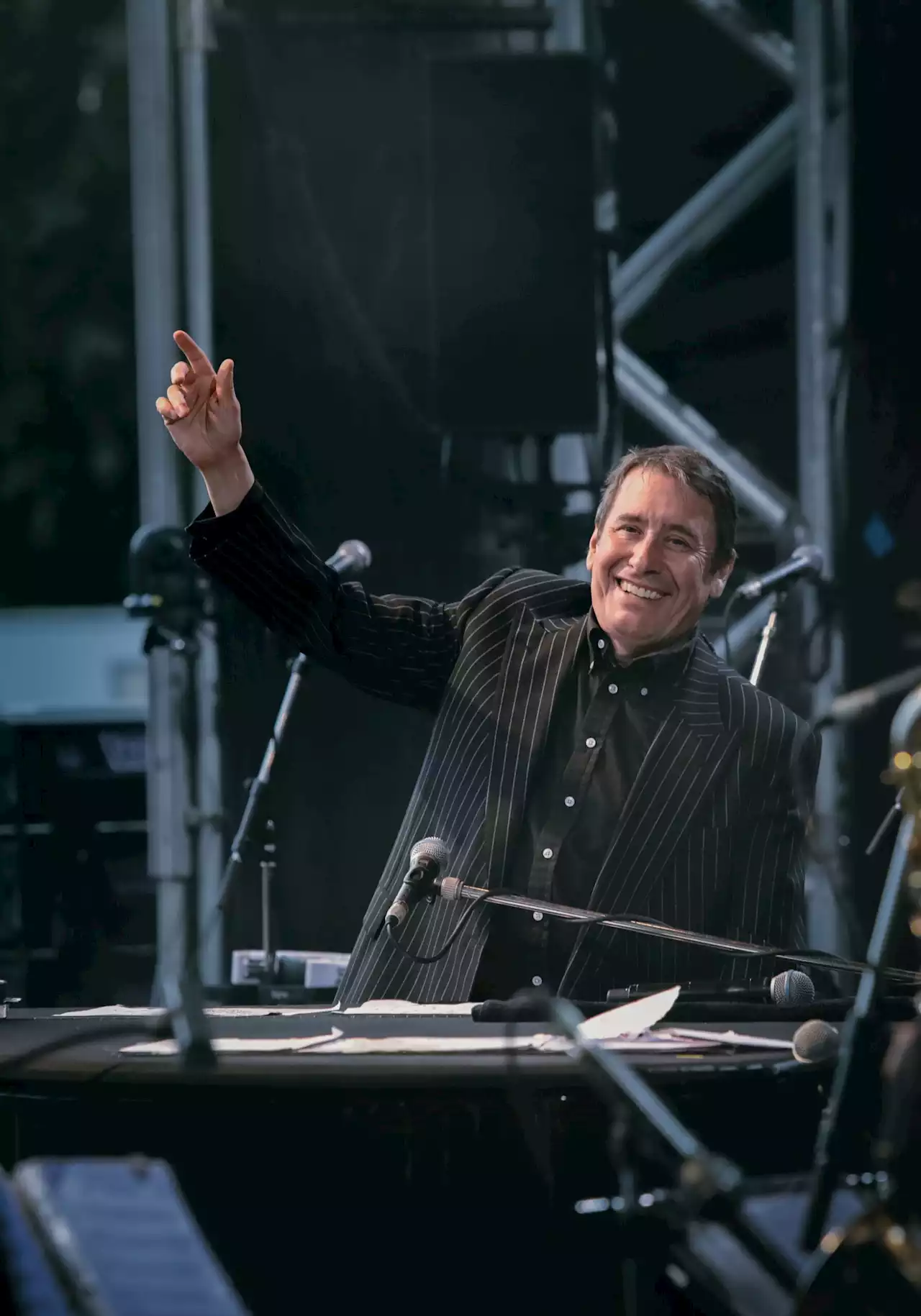 Jools Holland: Pianist mit Ritterschlag in der Fabrik