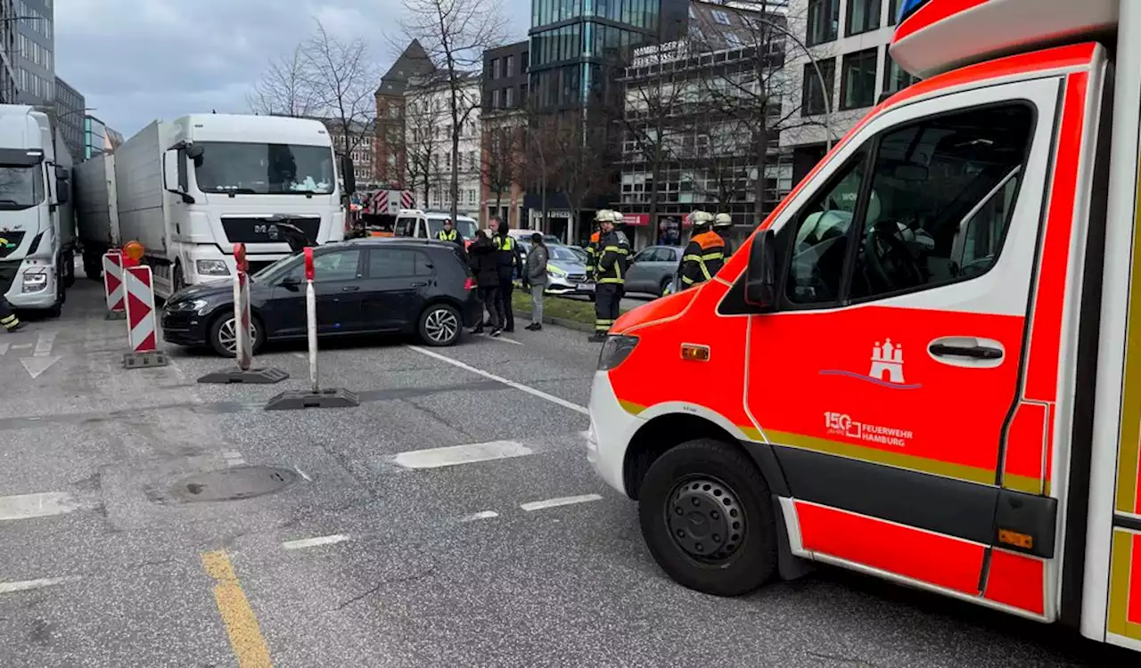 Schwerer Unfall in der Hamburger City – Autofahrer verletzt