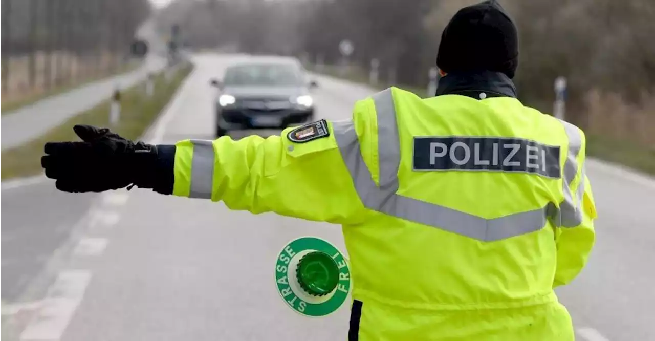 Junges Pärchen ohne Führerschein: Polizei stoppt Autofahrt in Sengethal