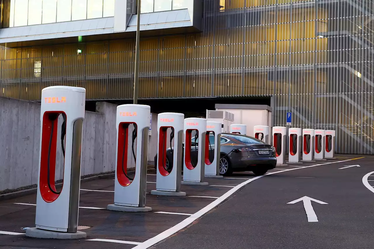 Alleged thieves nabbed while charging Tesla getaway car
