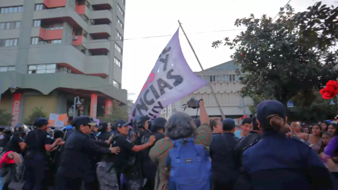 8M en Jujuy: el gobierno provincial reprimió a las mujeres | Frente a la casa de gobierno