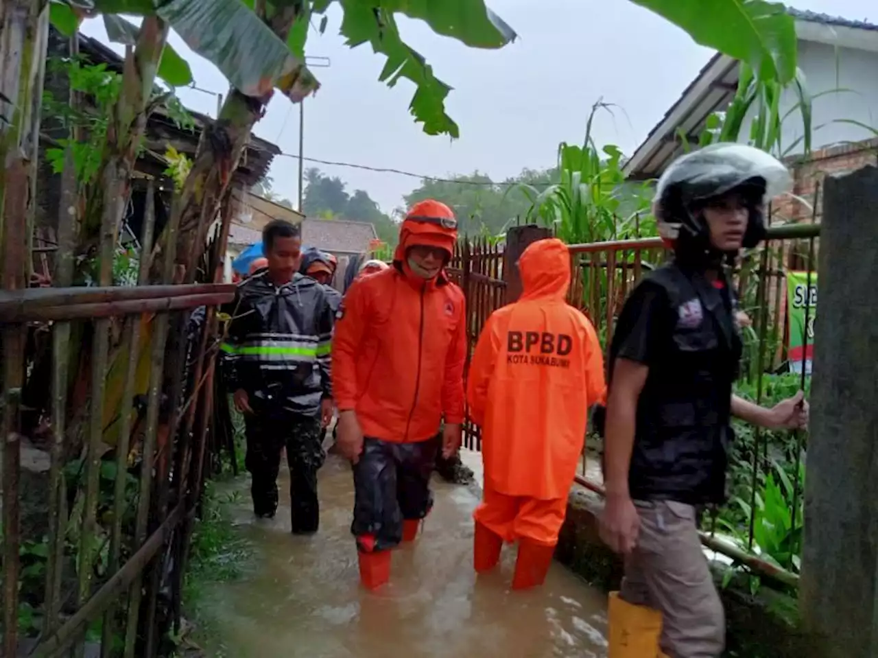 Dalam Sehari, Banjir dan Longsor Terjadi di Kota Sukabumi |Republika Online