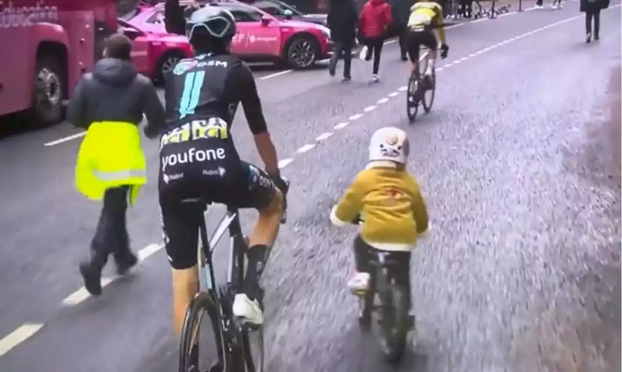 ‘Kid needs to hold his line better – that’s a clear DQ’: Fans point out “outrageous” sprint deviation at Paris-Nice… from Romain Bardet’s child + more on the live blog