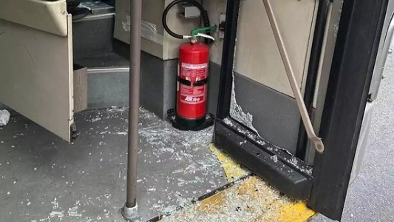 Paura sull'autobus, prende a calci la porta del mezzo e la sfonda