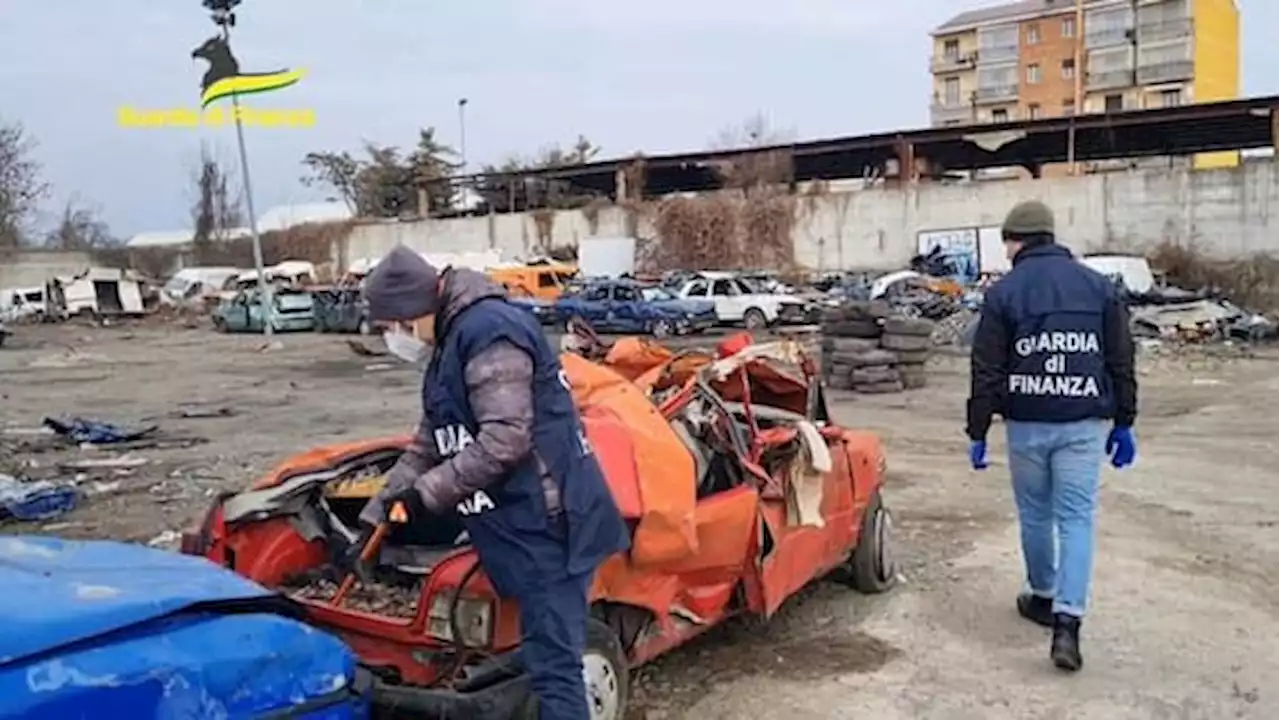 Torino, scoperta maxi discarica abusiva: 200 veicoli sequestrati