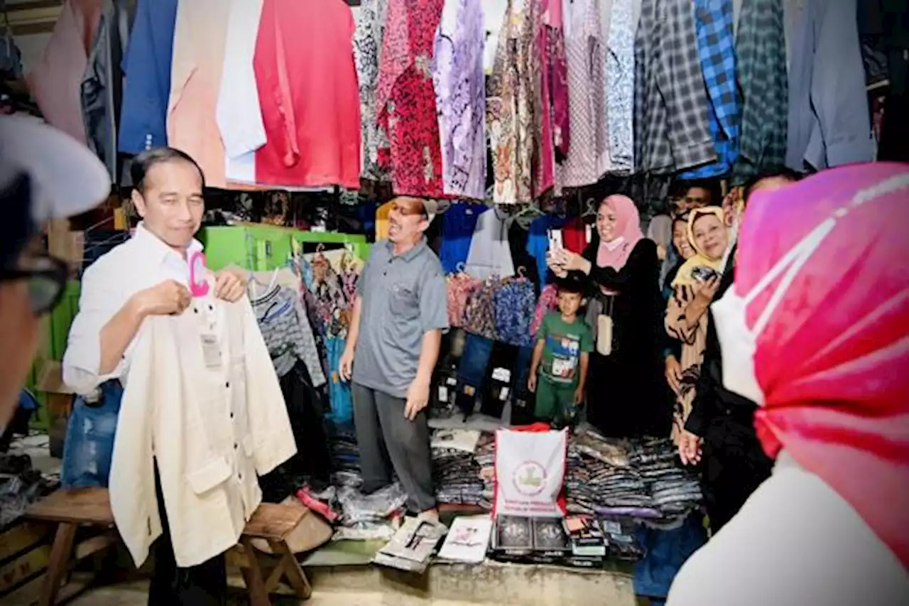 Jokowi Beli Baju Koko Bayar Rp200.000, Prabowo Belanja Peci Bayar Rp500.000