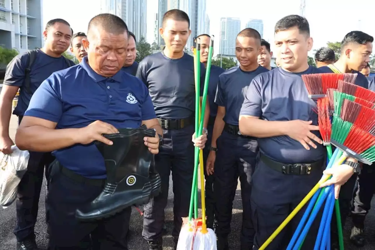 Floods: Two police stations and beat base hit by floods in Johor