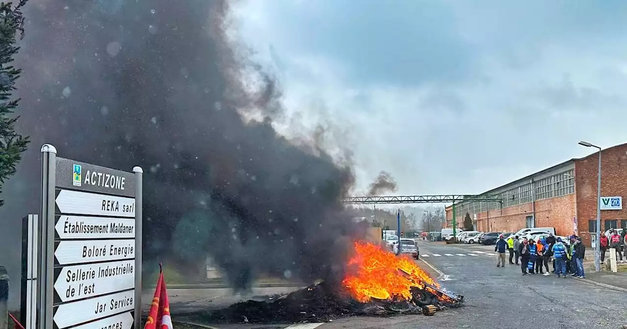 Brennenden Reifen qualmen über die Grenze: Streik in Frankreich sorgt für schwarze Rauchschwaden über Kleinblittersdorf