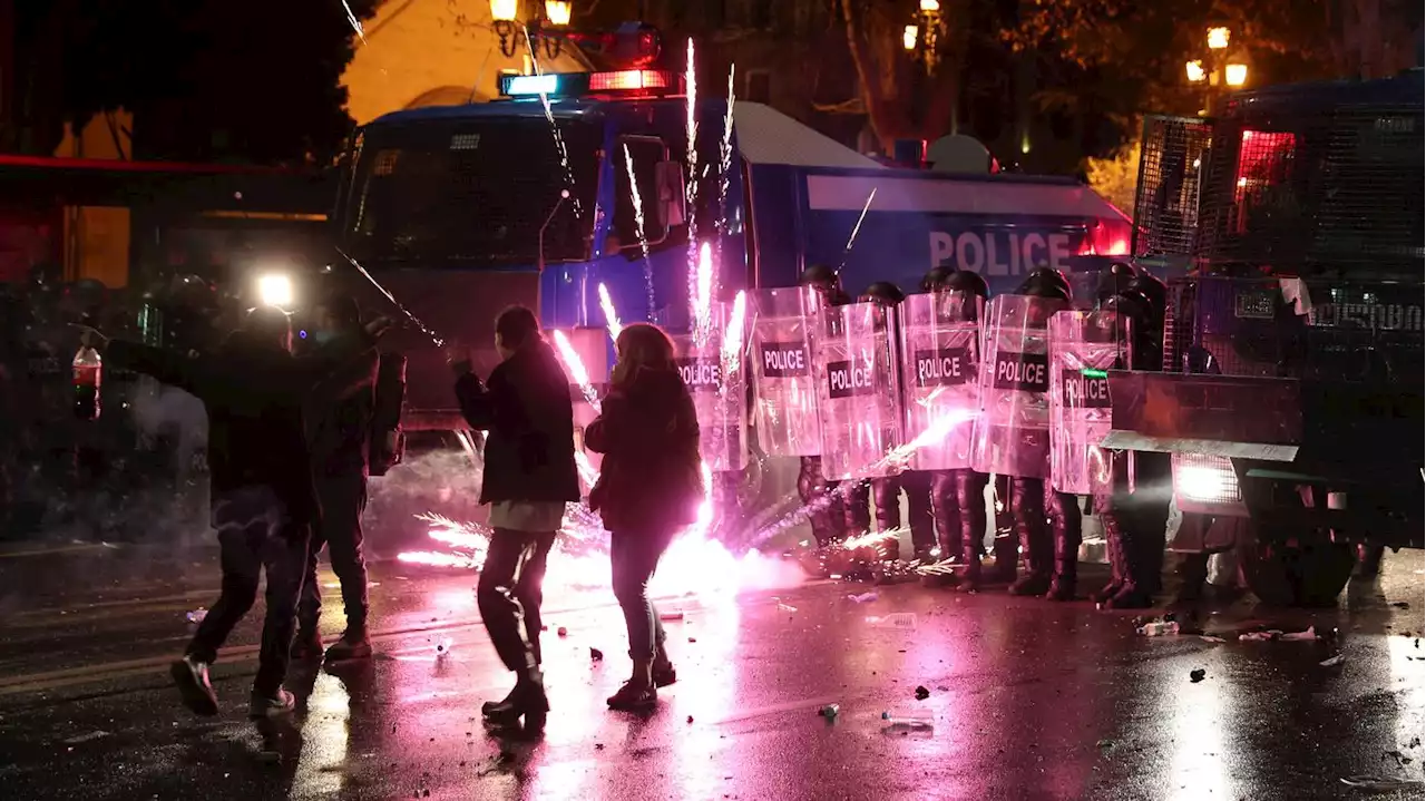 15.000 Menschen in Tiflis: Erneut Gewalt bei Protesten gegen umstrittenes „Agentengesetz“ in Georgien