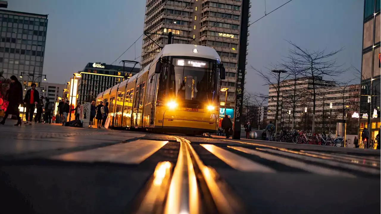 Unfall am Berliner Alexanderplatz: Kran beschädigt Oberleitung der Tram – Sperrungen wieder aufgehoben