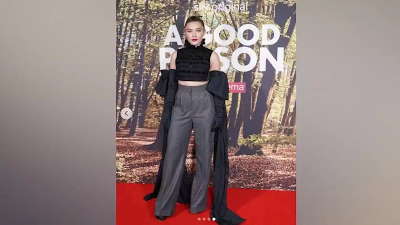 Florence Pugh Curi Perhatian Pakai Sarung Tangan Dramatis dan Crop Top