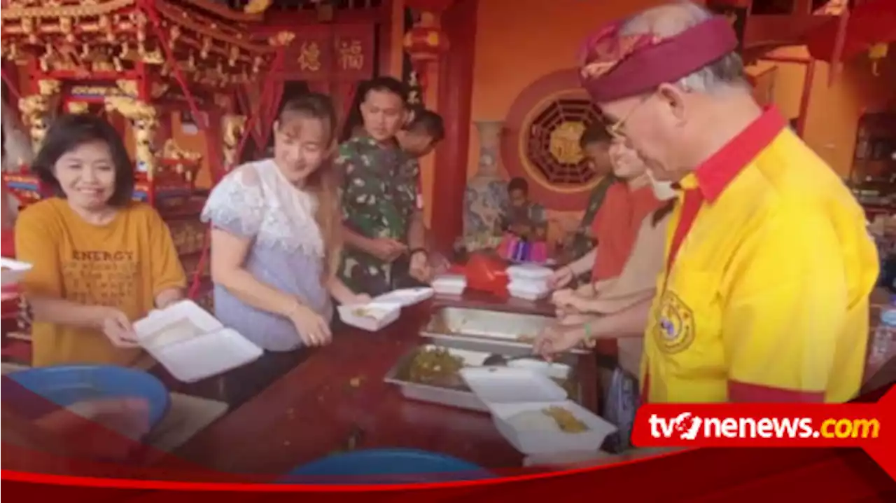 Banjir di Pati Belum Surut, Kelenteng Hok Tik Bio Disulap Jadi Dapur Umum