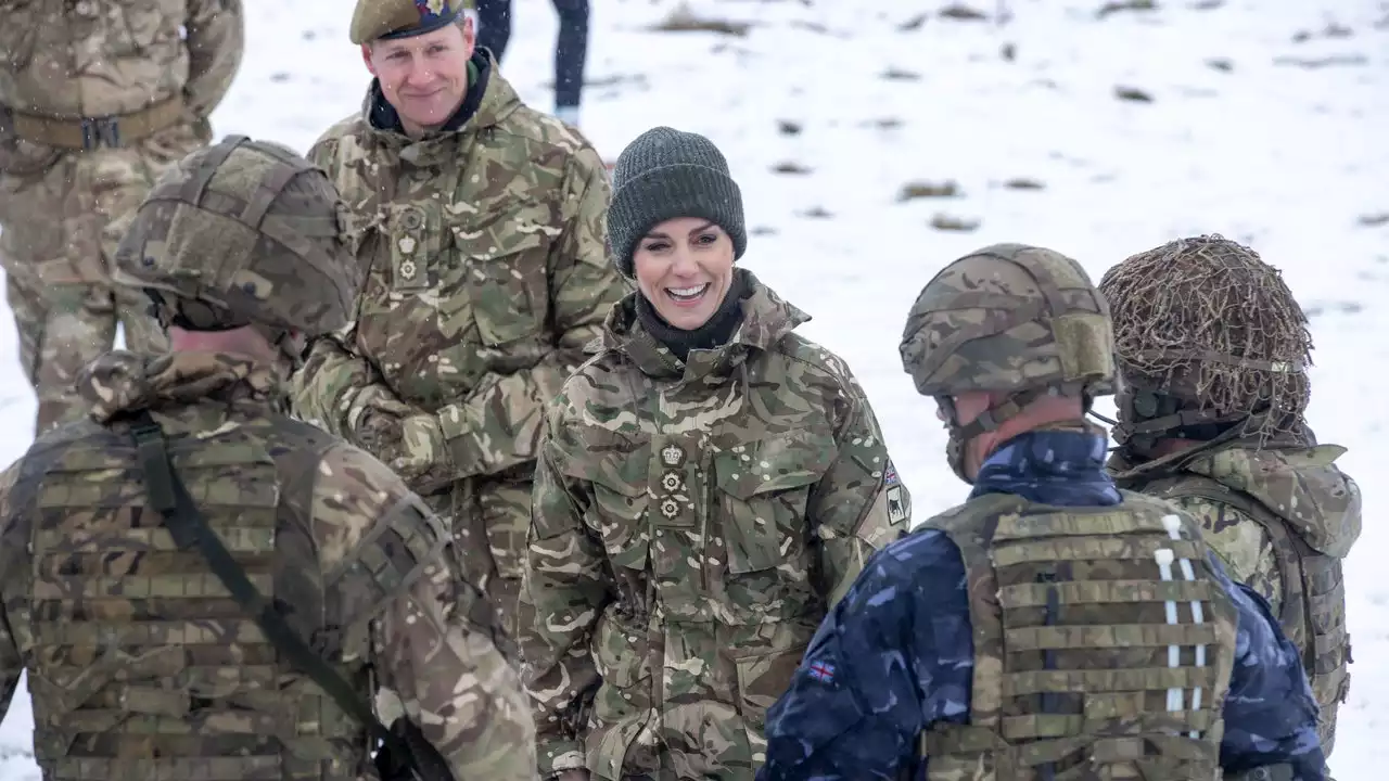 Kate Middleton, en tenue de camouflage, brave la neige pour une sortie militaire