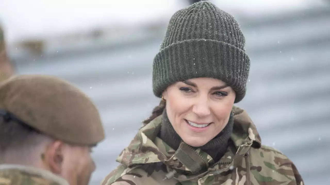 Una princesa de camuflaje: Kate Middleton desafía a la nieve en una excursión militar