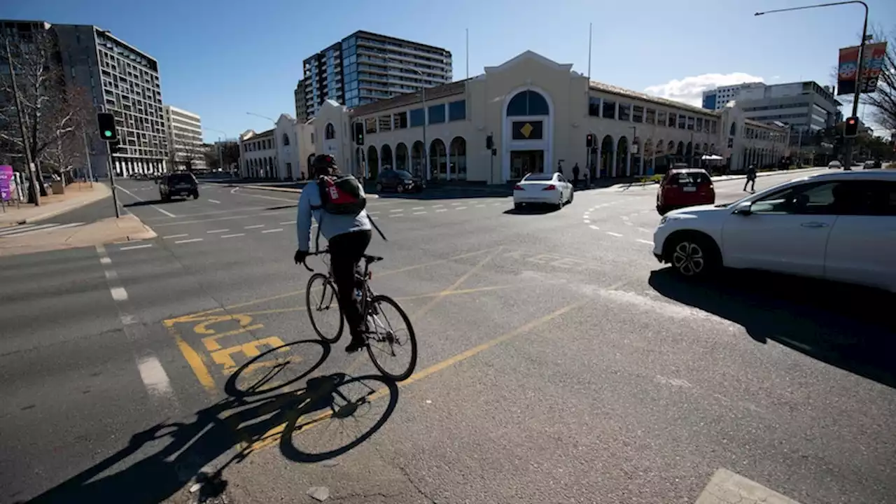 Canberra's peak cycling body calls for protected bike lanes along capital's major roads