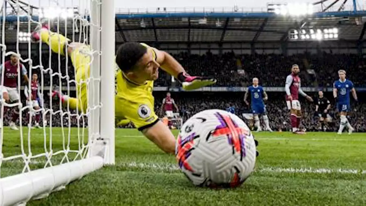 'Dibu' Martínez repitió la atajada de la final con Francia y fue figura del Aston Villa