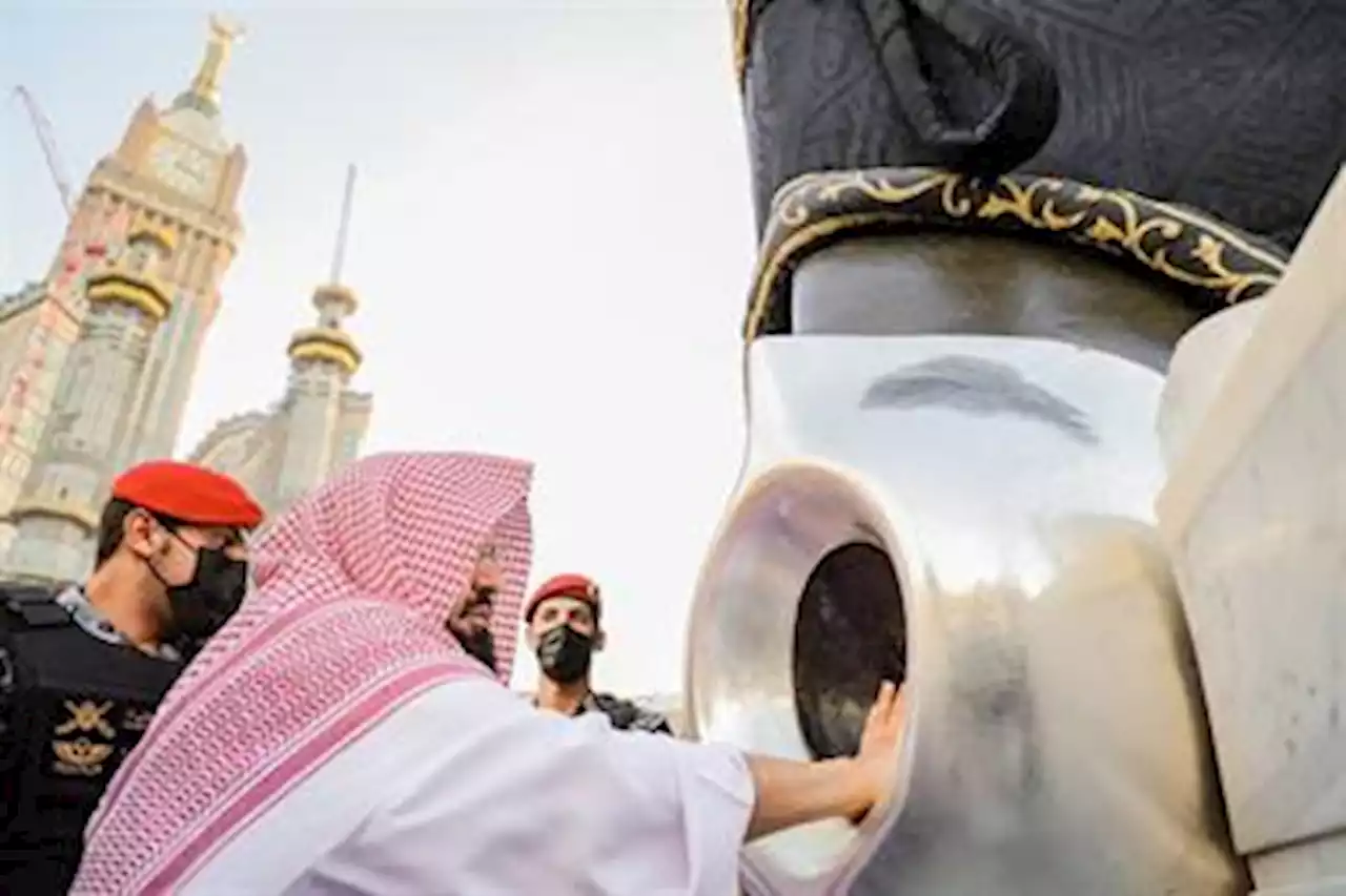رئاسة الحرمين تطيب الحجر الأسود والكعبة المشرفة