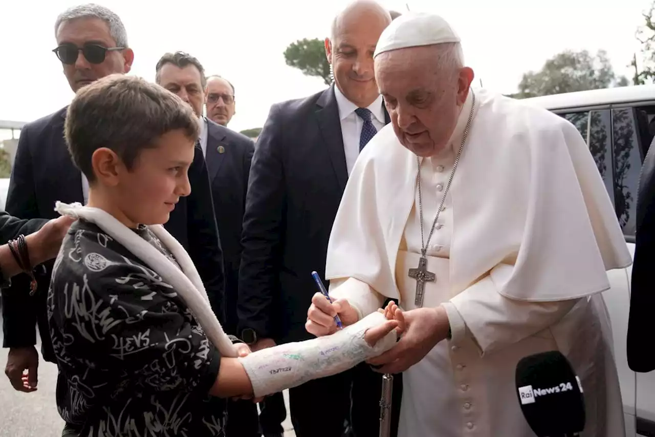 Papst Franziskus verlässt Klinik und scherzt: 'Ich lebe noch'